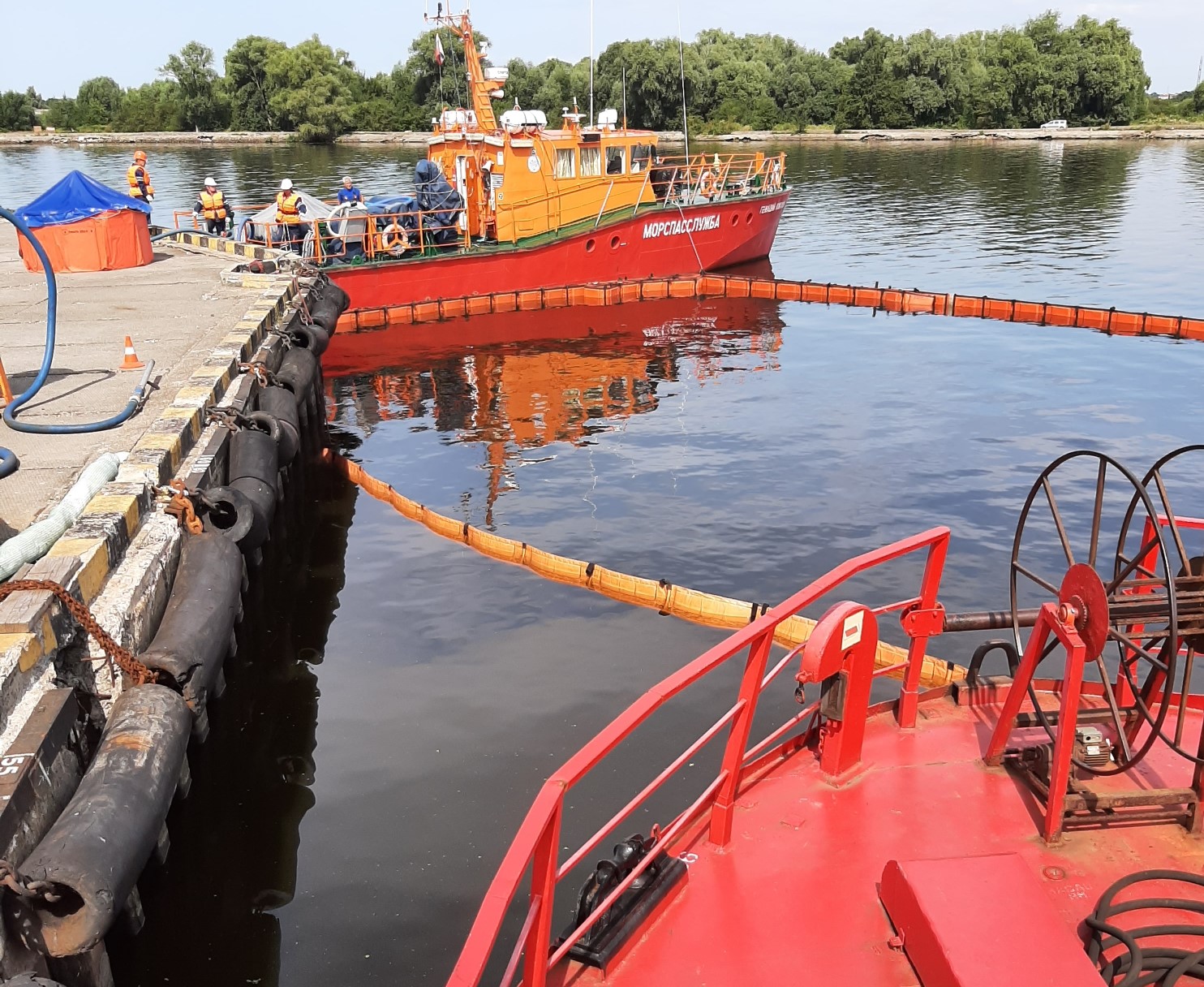 В Калининградском морском порту прошли учения по ликвидации последствий разлива нефти